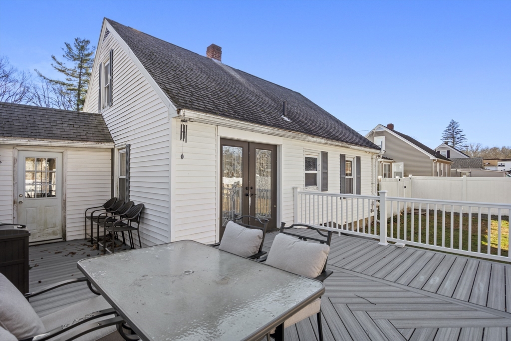 7 Lakeside Drive