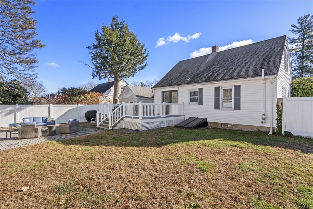 7 Lakeside Drive