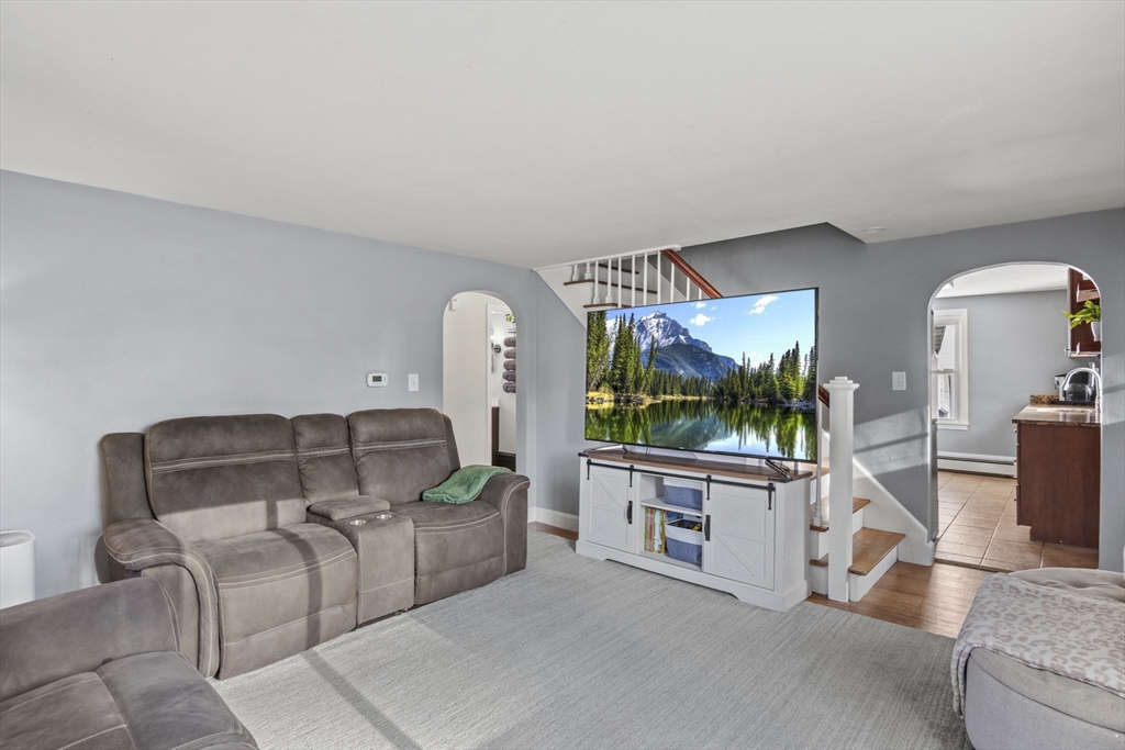 7 Lakeside Drive