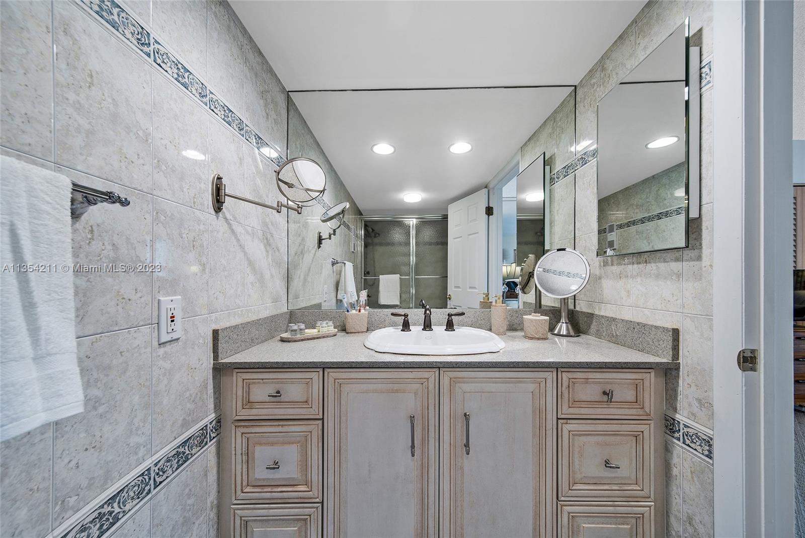 265 Grapetree Dr Unit: 111