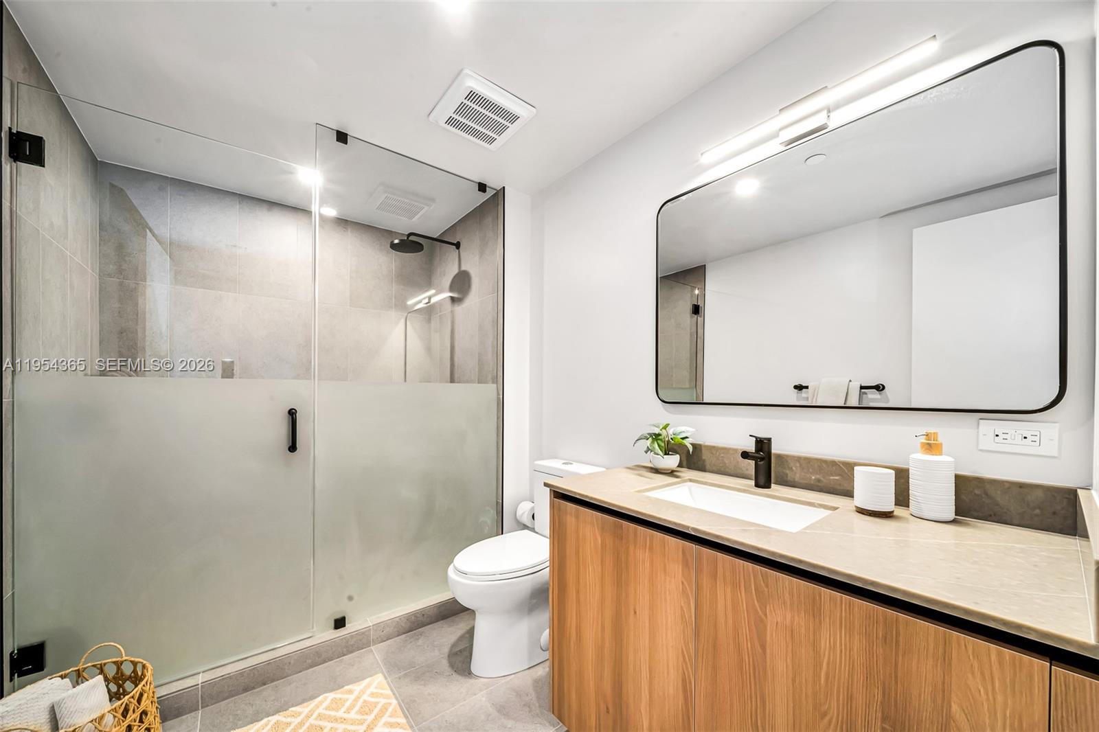 120 NE 5 # 1608