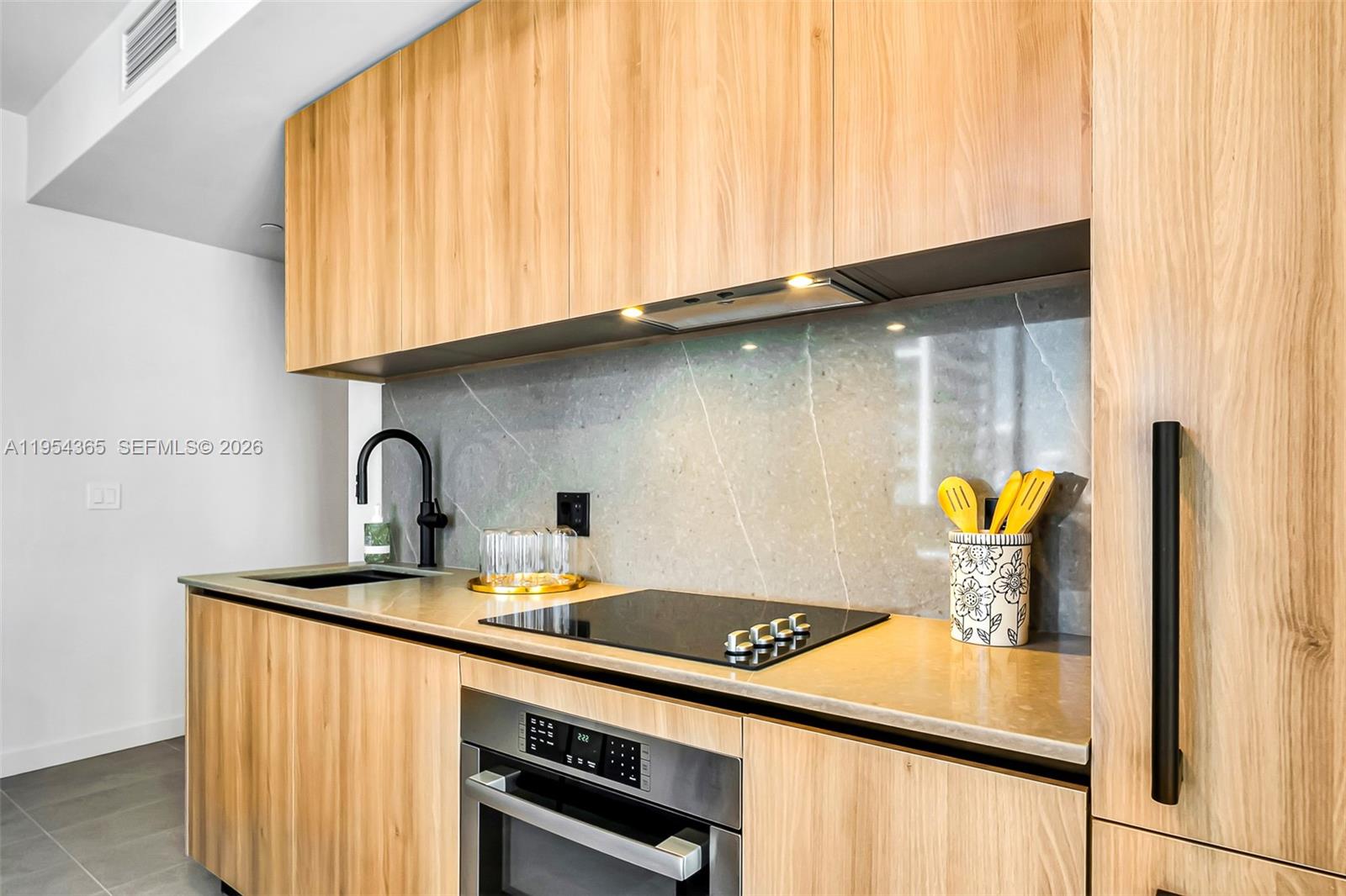 120 NE 5 # 1608