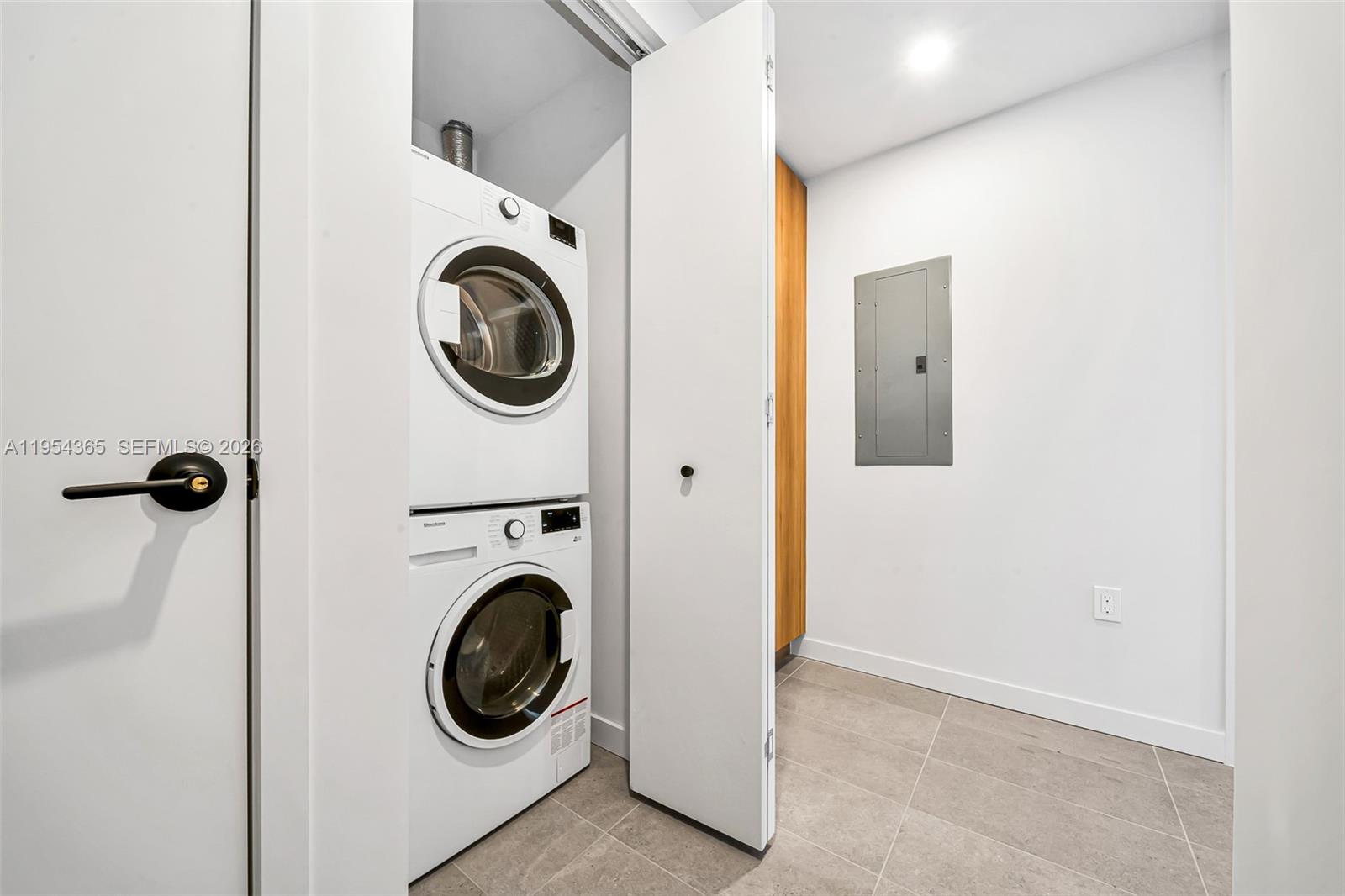 120 NE 5 # 1608