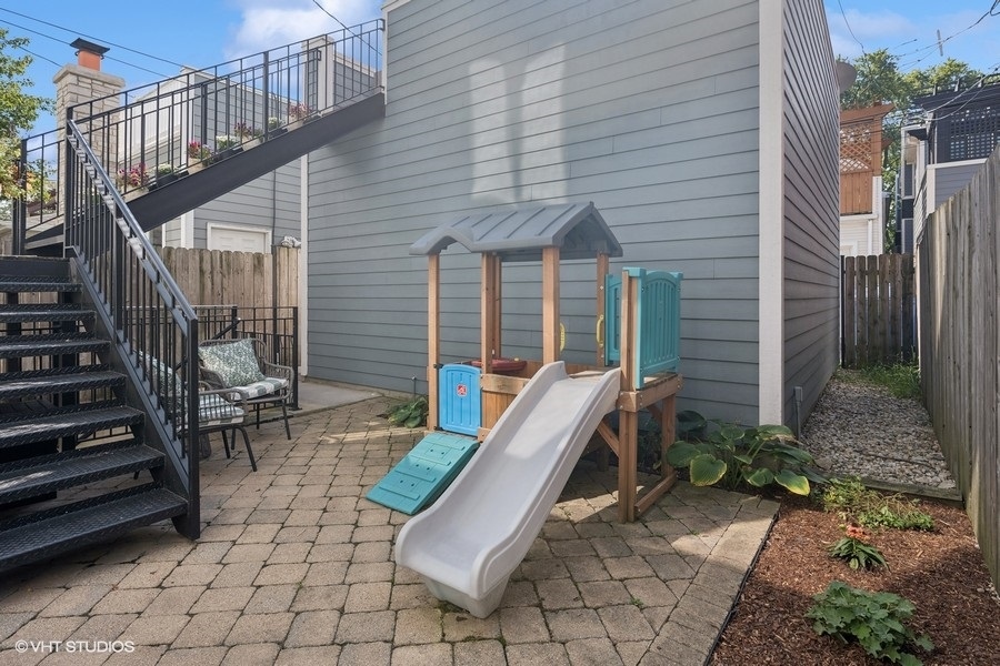 1931 W Barry Avenue