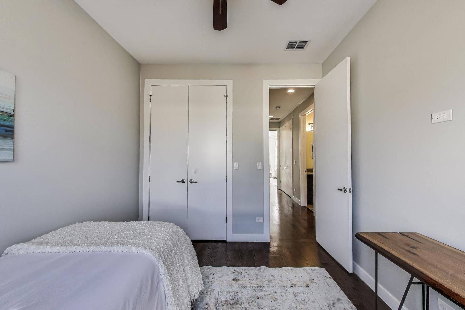 2823 N OAKLEY Avenue Unit: K