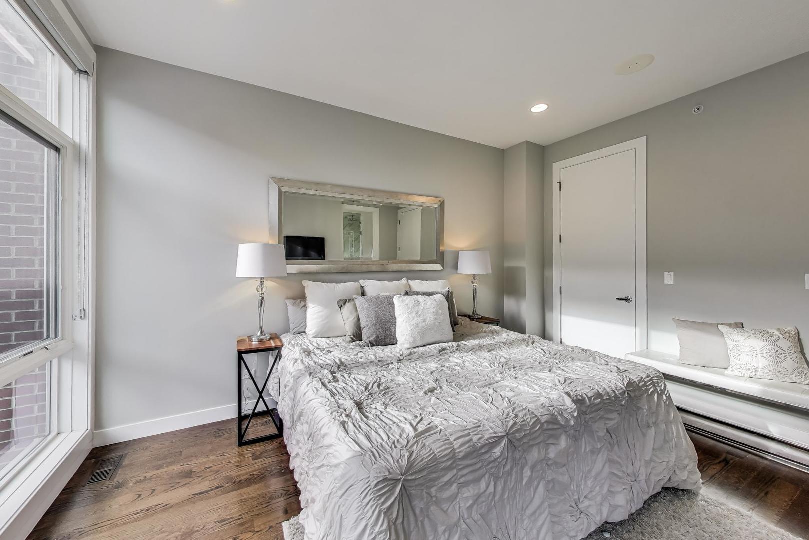 2823 N OAKLEY Avenue Unit: K