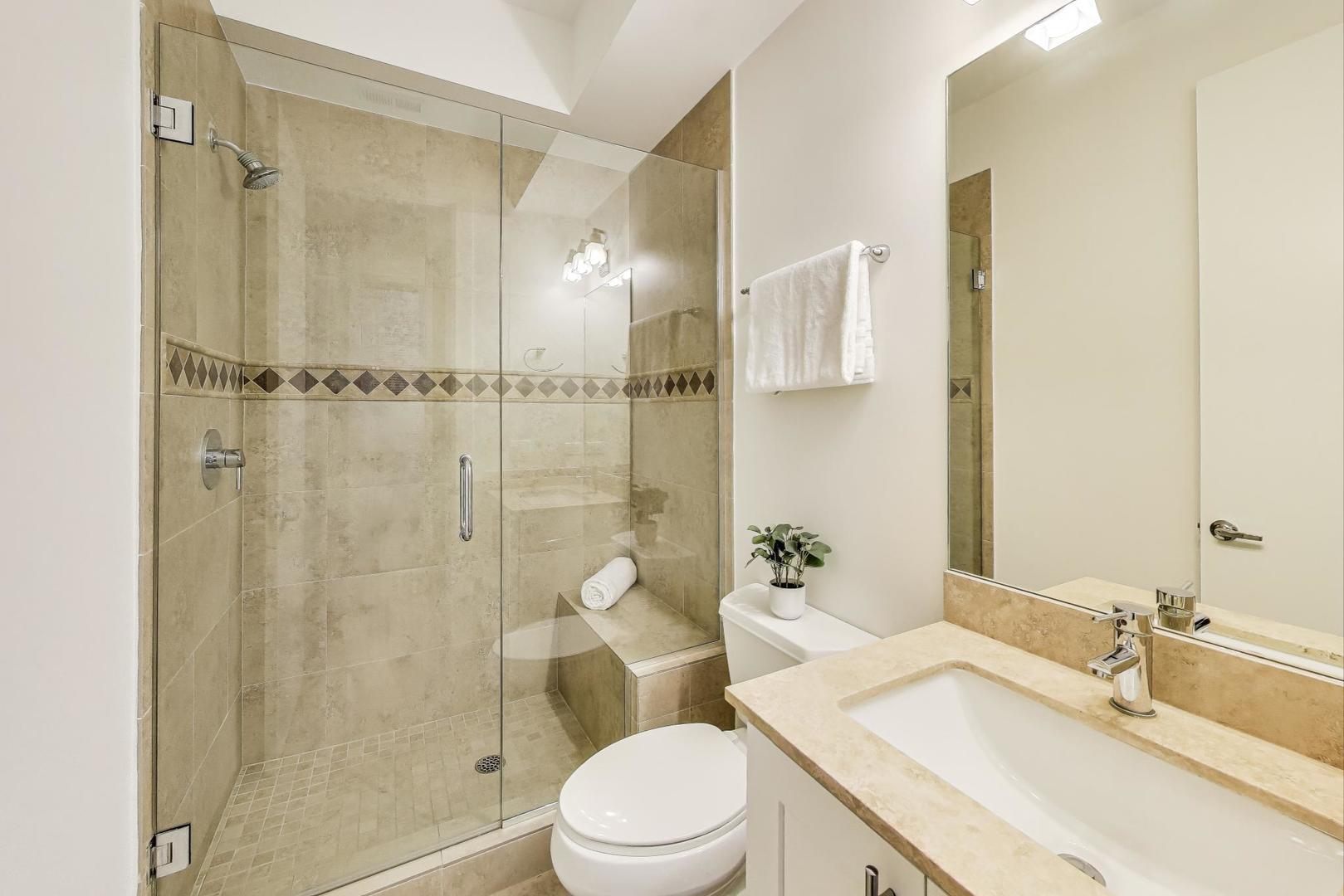 2823 N OAKLEY Avenue Unit: K