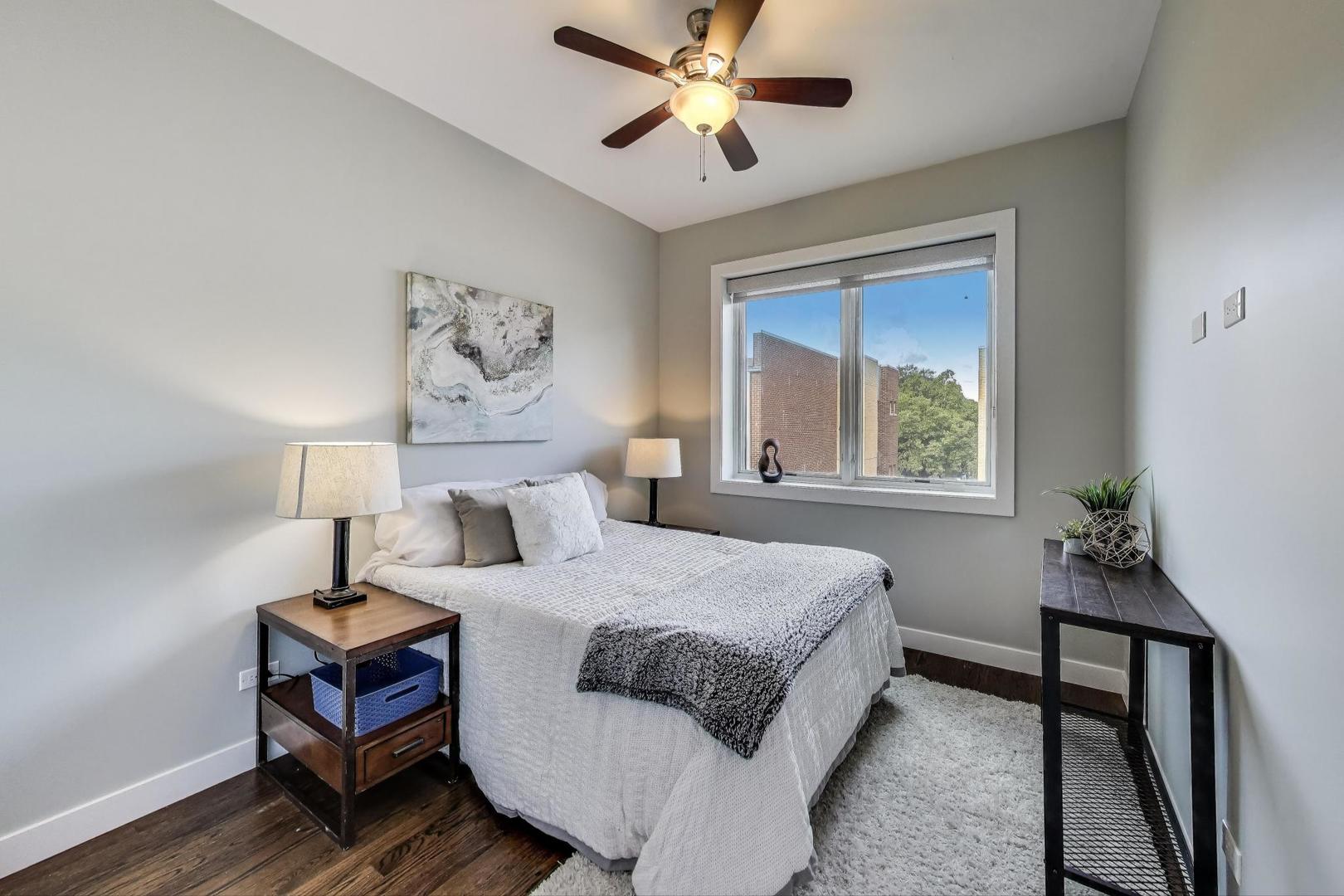 2823 N OAKLEY Avenue Unit: K