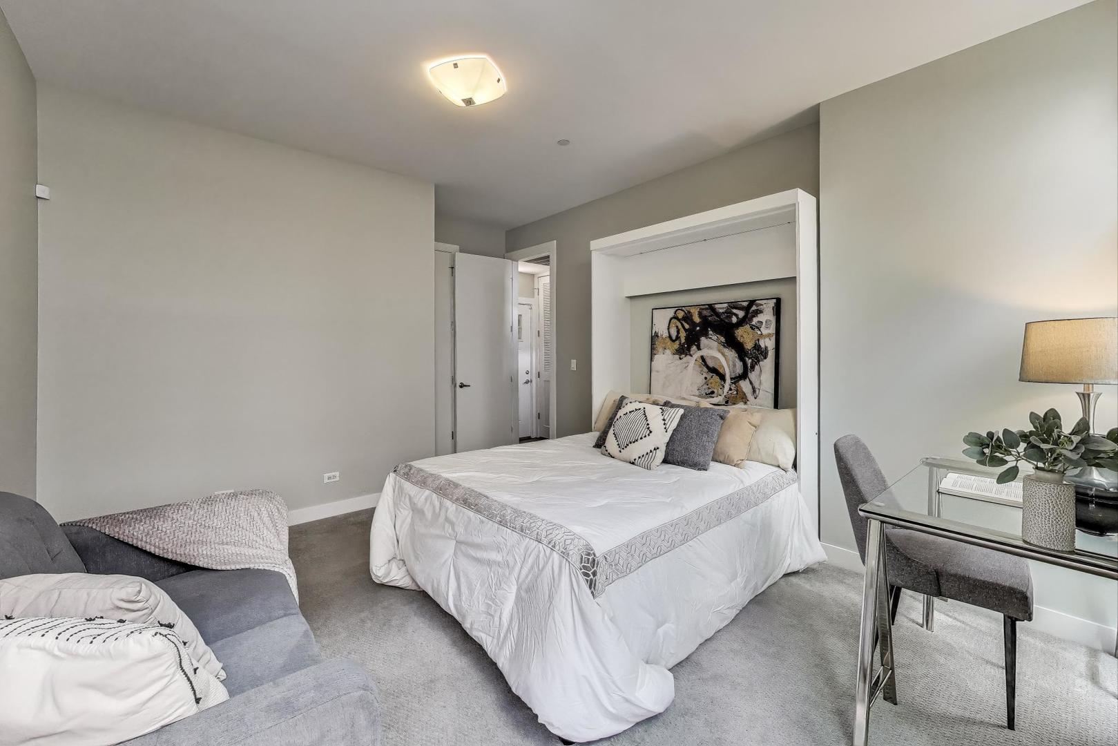 2823 N OAKLEY Avenue Unit: K