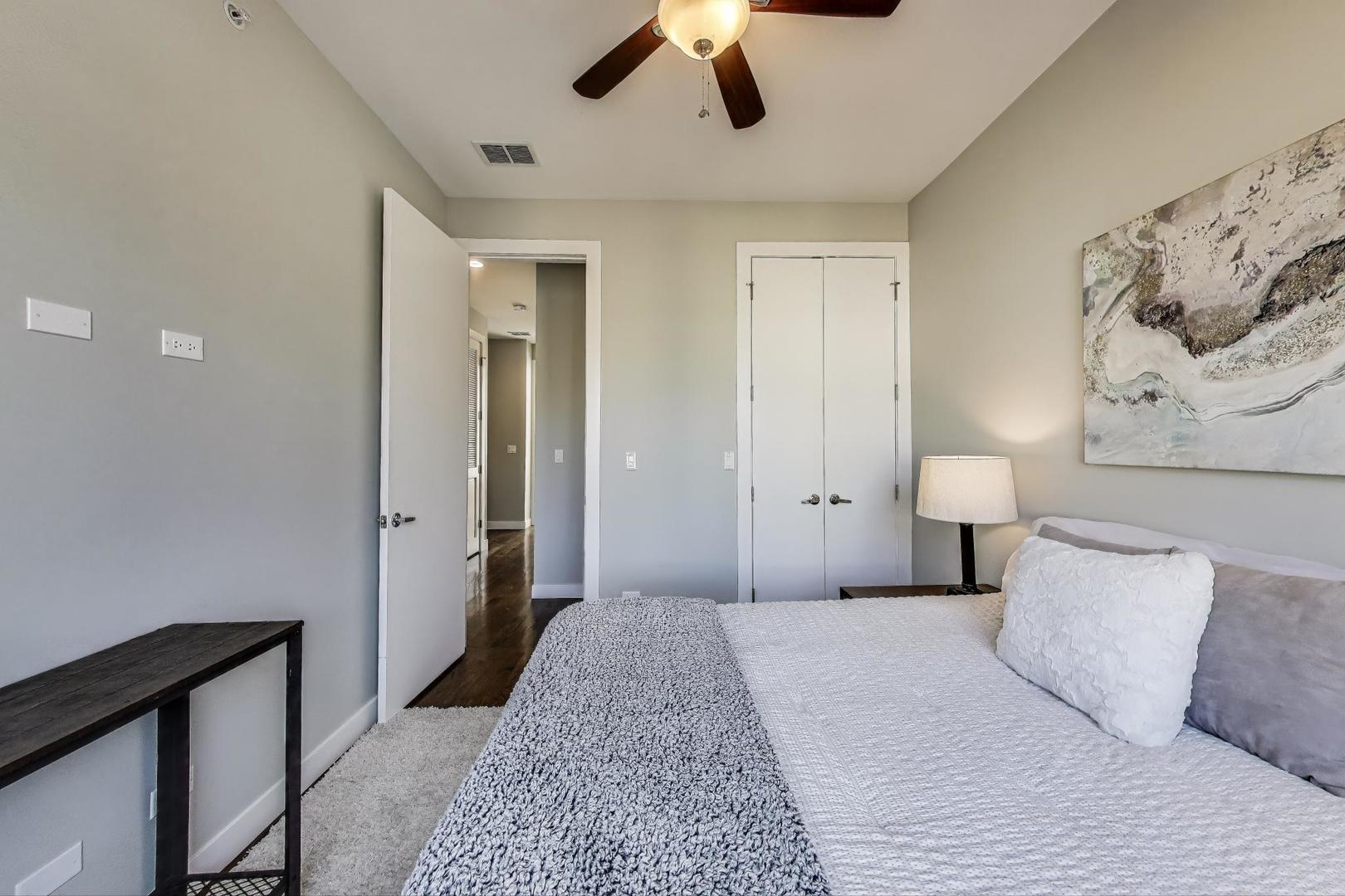 2823 N OAKLEY Avenue Unit: K