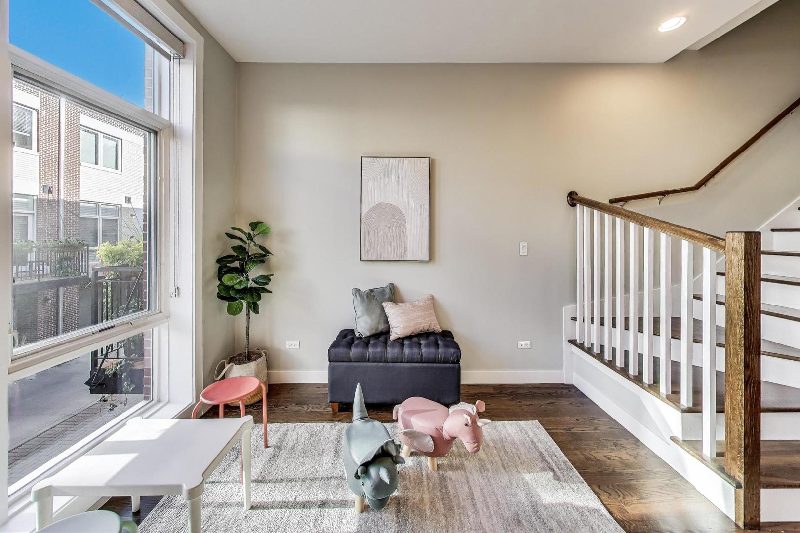 2823 N OAKLEY Avenue Unit: K