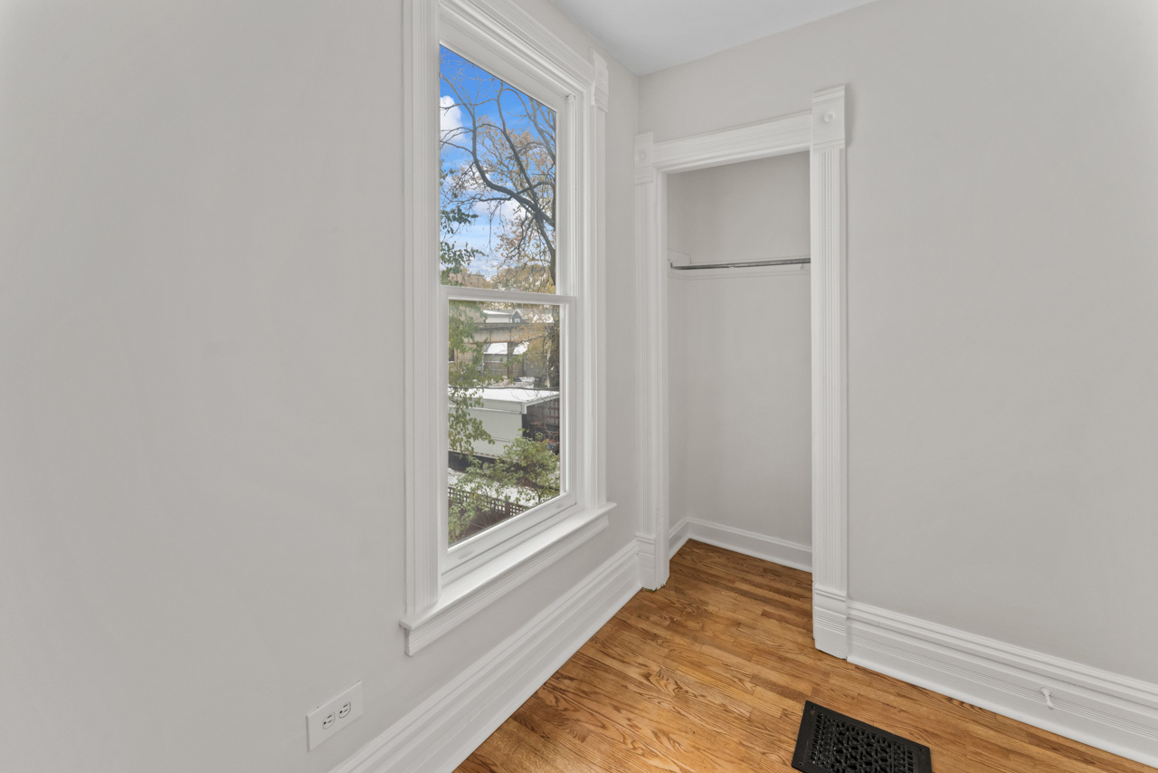 2135 W Leland Avenue