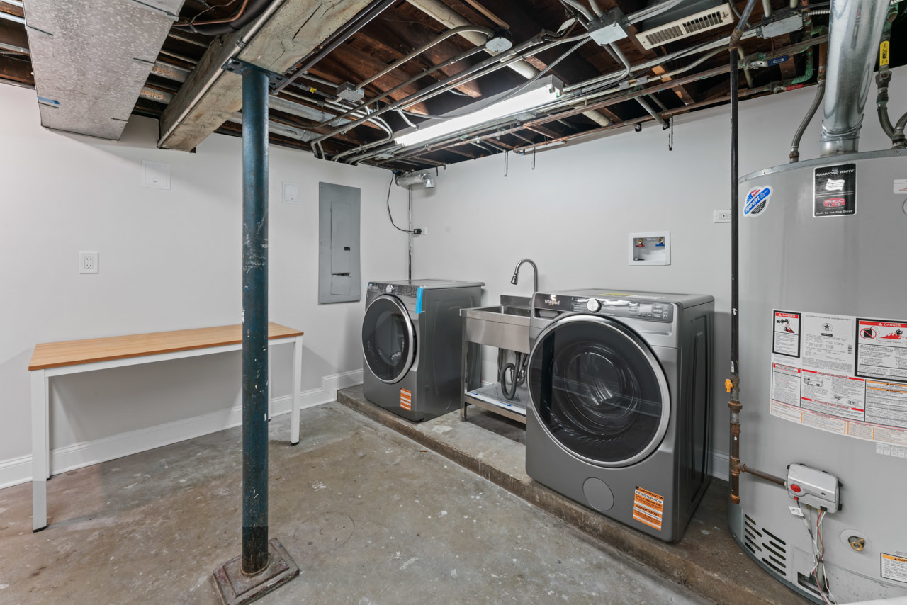 2135 W Leland Avenue