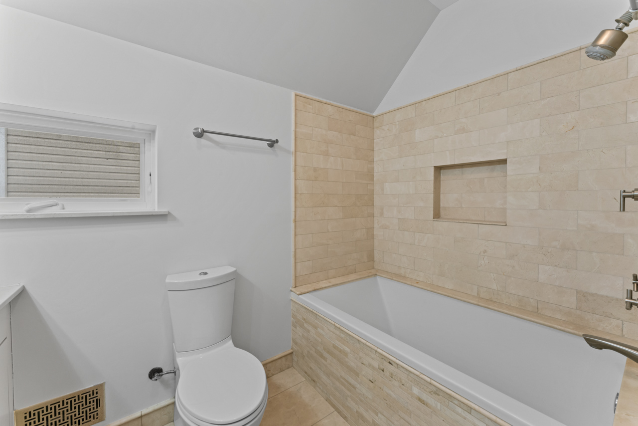 2135 W Leland Avenue