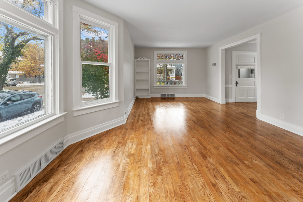 2135 W Leland Avenue