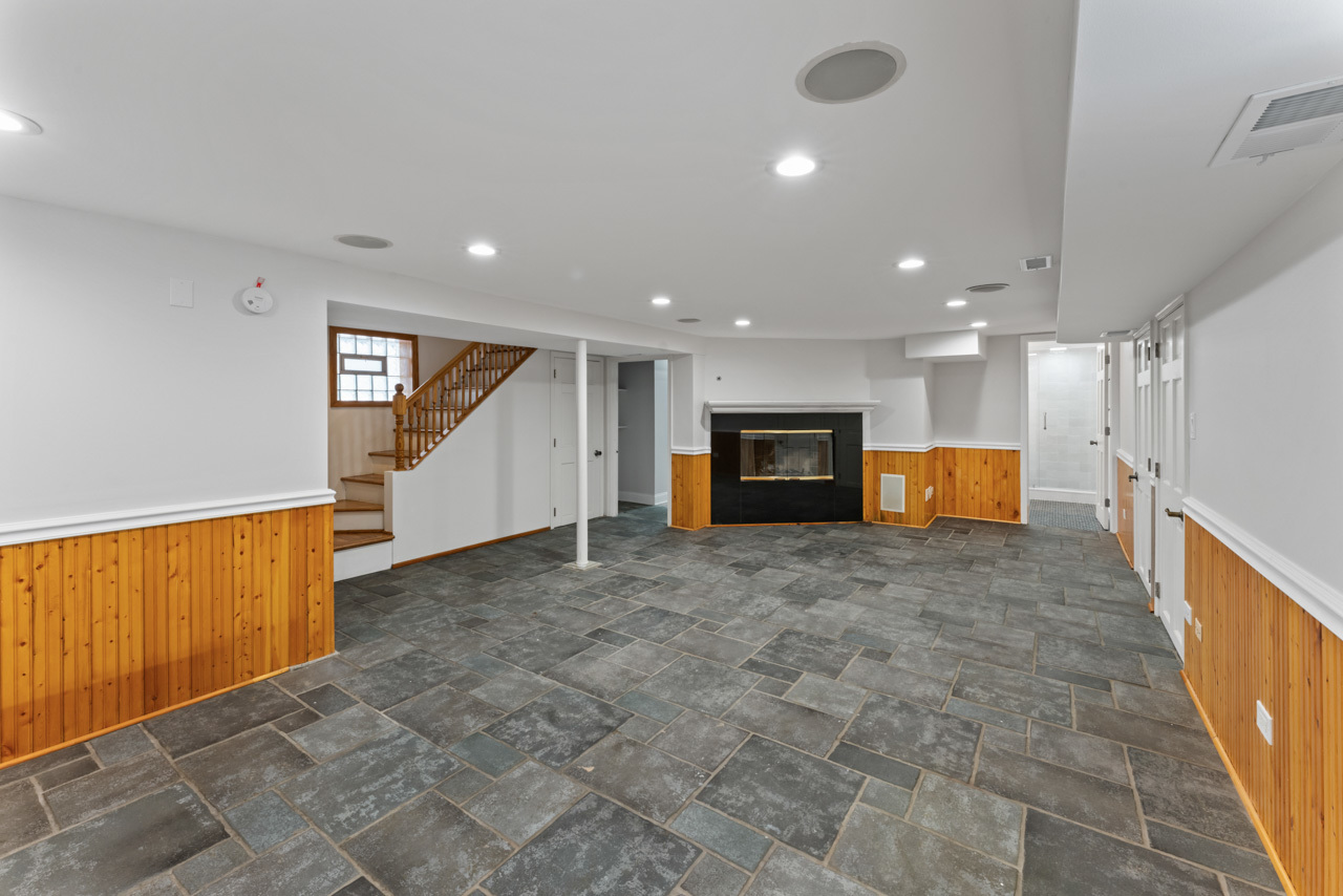 2135 W Leland Avenue