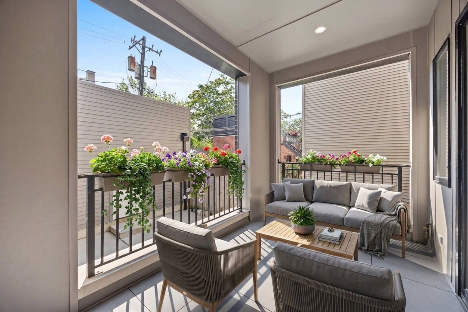 2541 N Wayne Avenue Unit: 1S