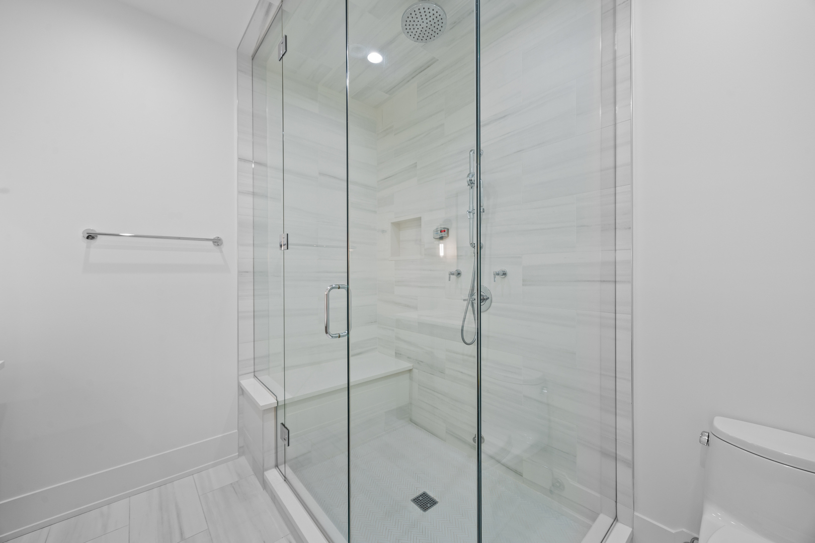 2541 N Wayne Avenue Unit: 1S