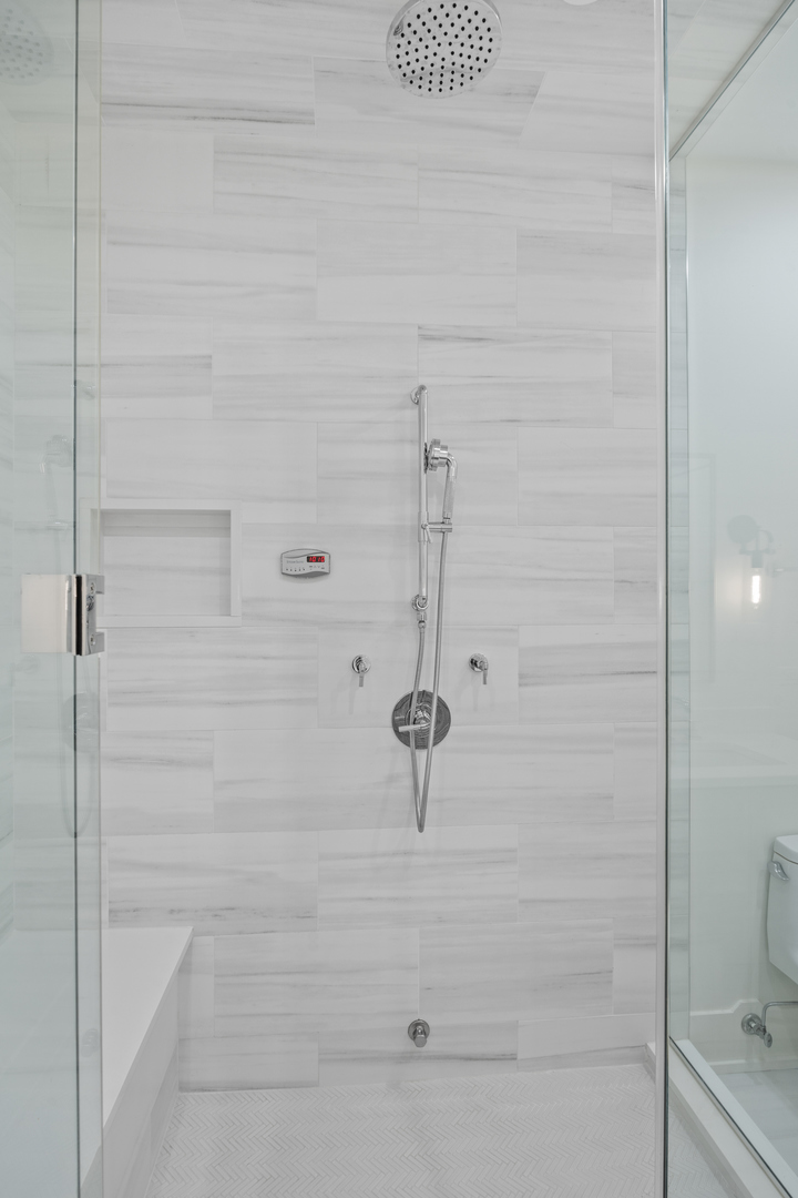 2541 N Wayne Avenue Unit: 1S