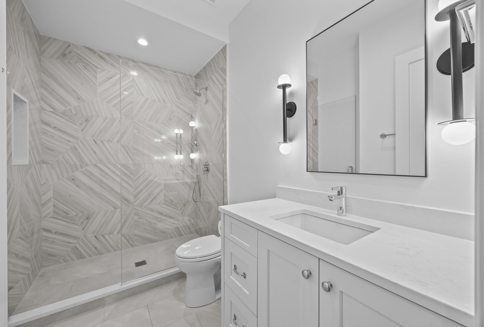 2541 N Wayne Avenue Unit: 1S