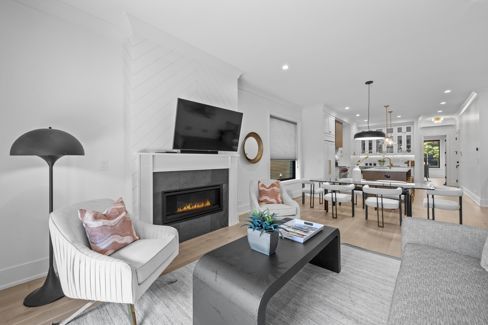 2541 N Wayne Avenue Unit: 1S