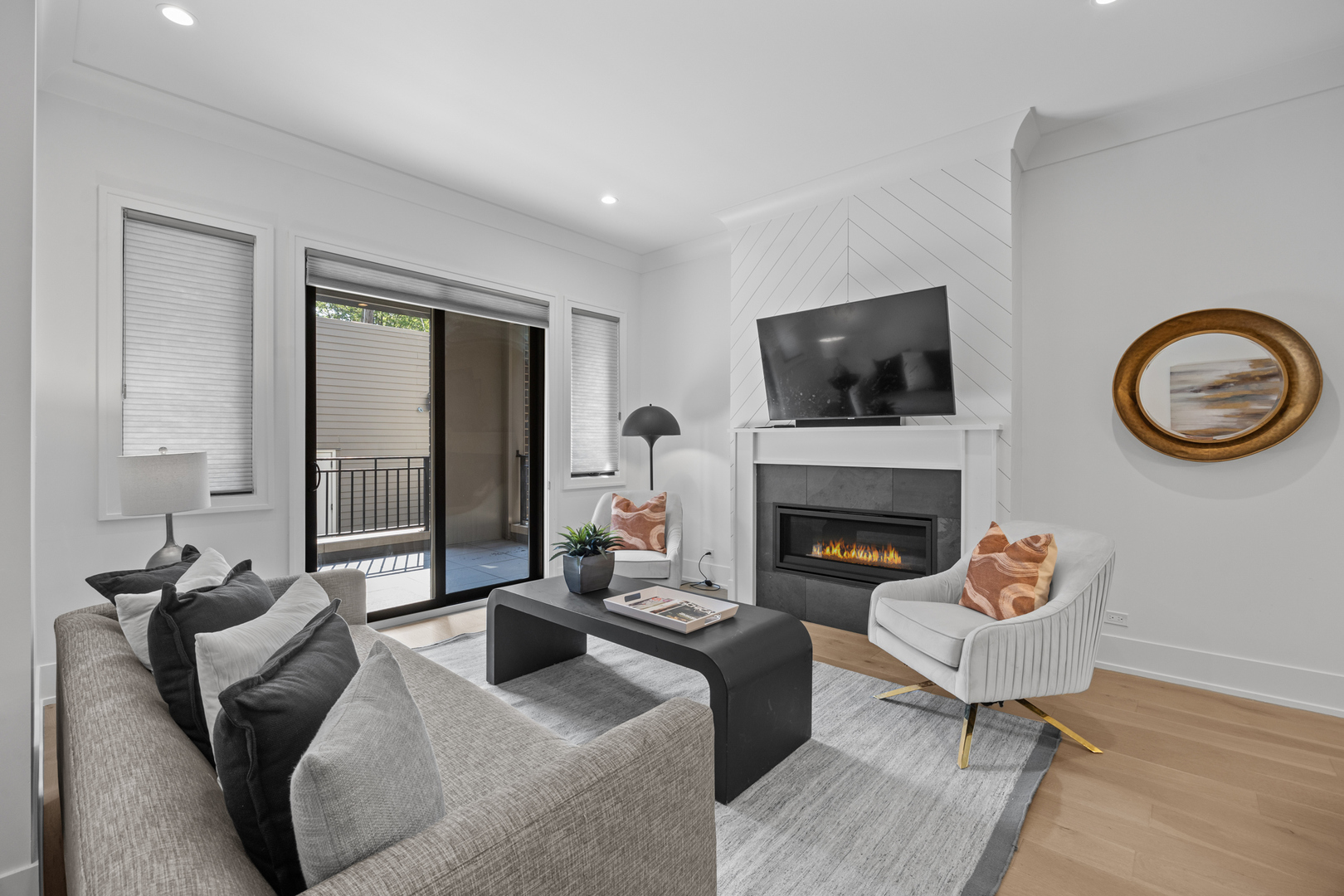 2541 N Wayne Avenue Unit: 1S