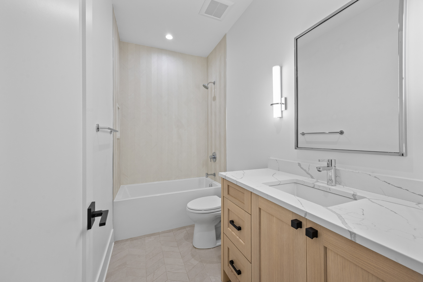 2541 N Wayne Avenue Unit: 1S