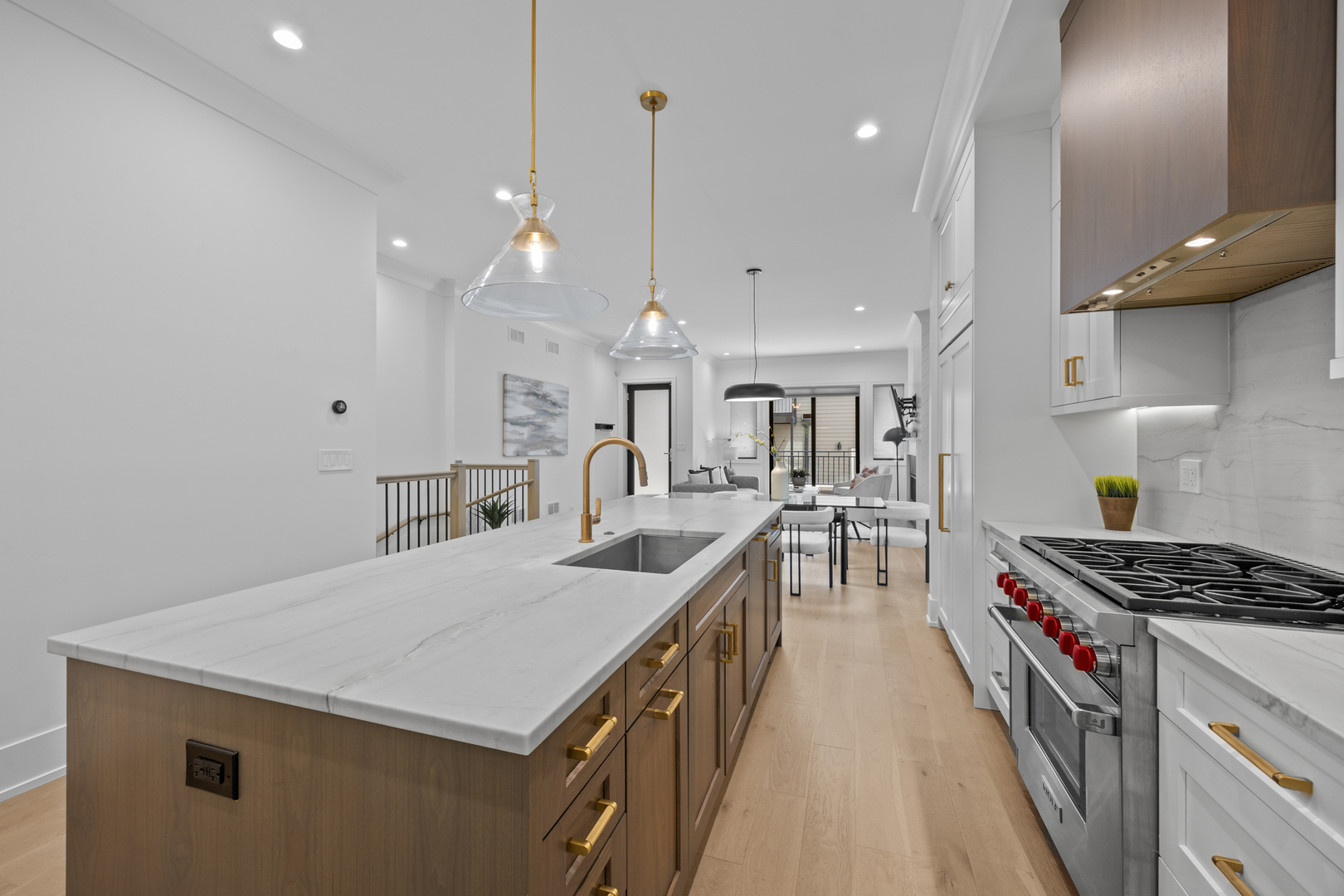 2541 N Wayne Avenue Unit: 1S