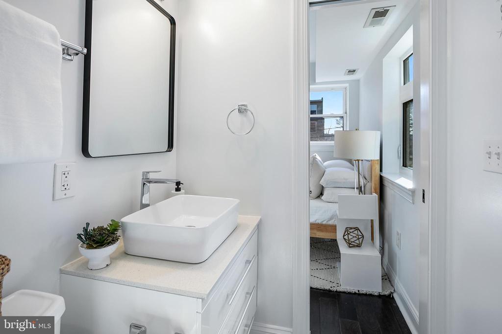 1433 K St SE #202