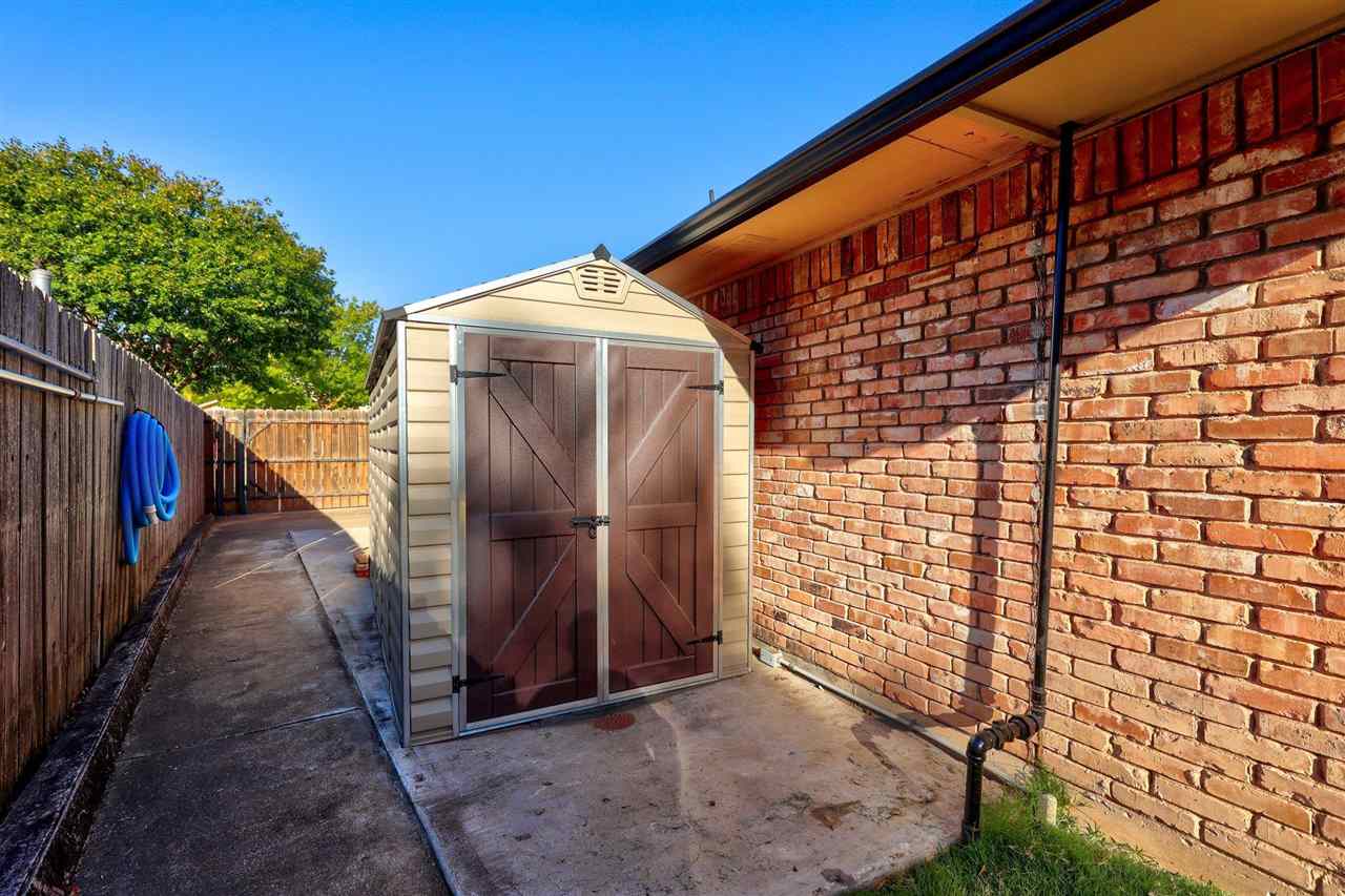 708 NW Heinzwood Cir