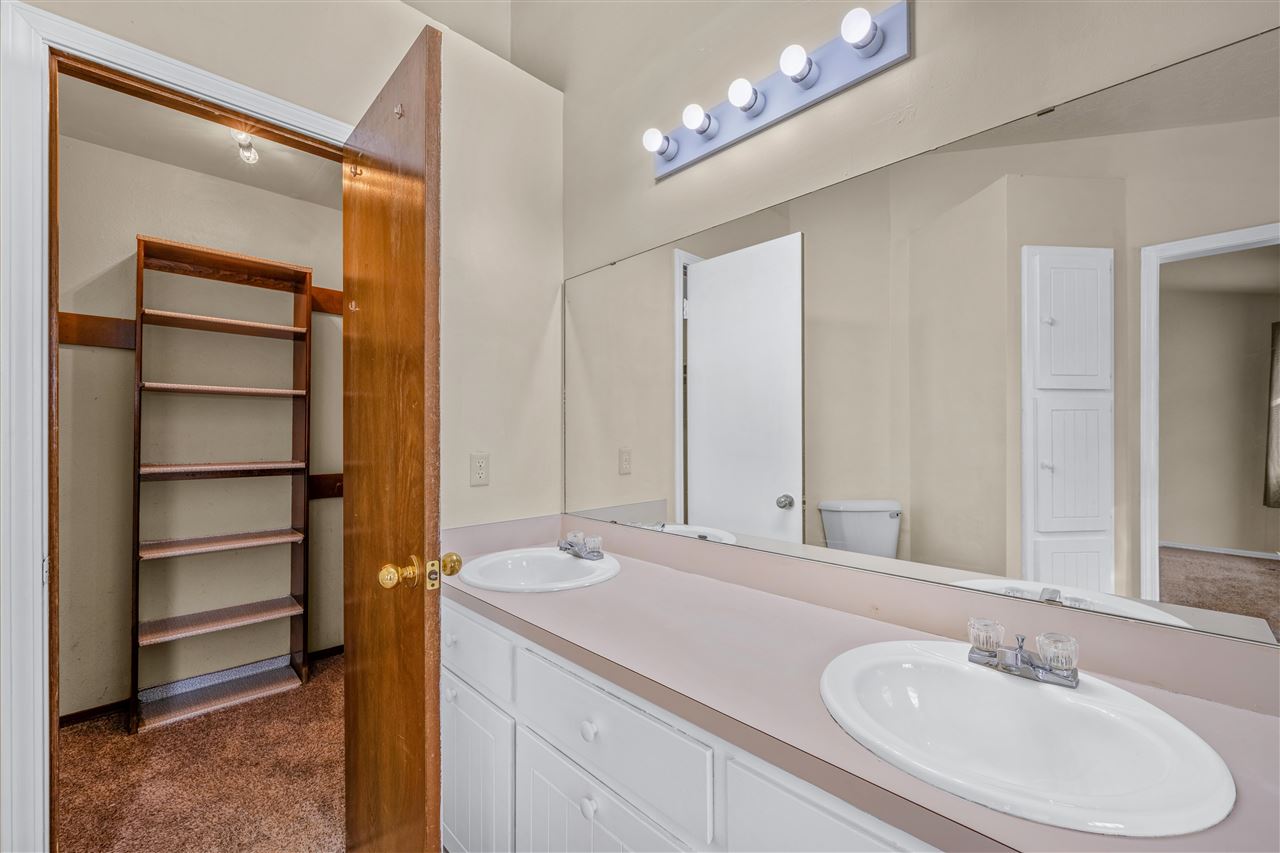 3904 SW Parkridge Blvd