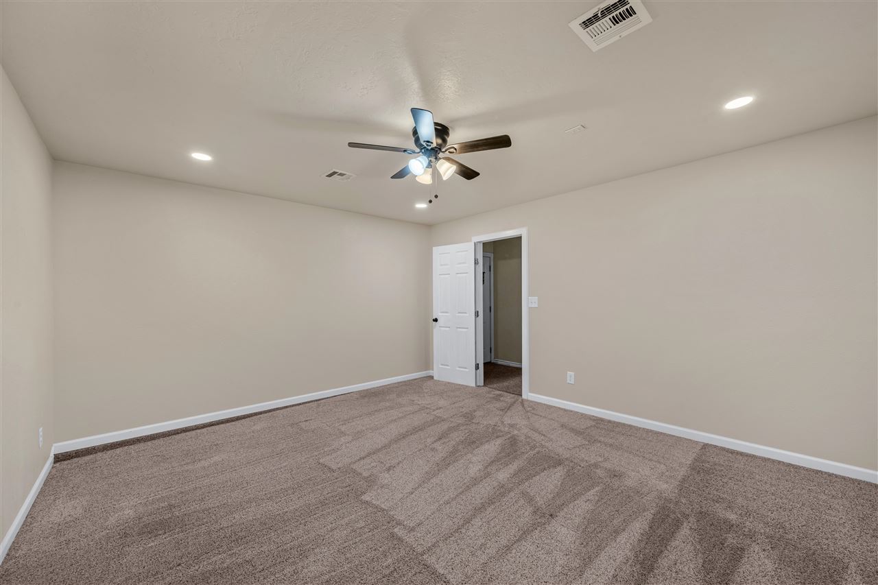 3904 SW Parkridge Blvd