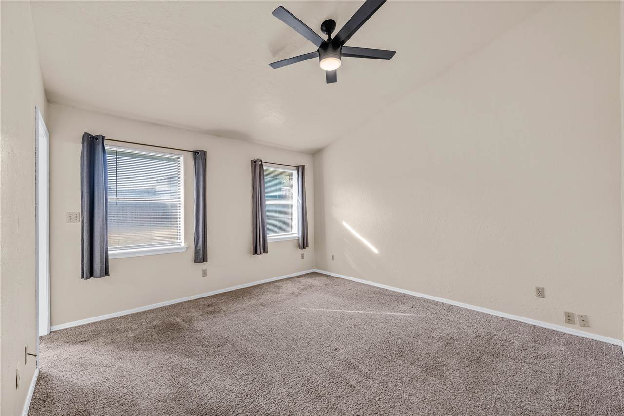 3904 SW Parkridge Blvd