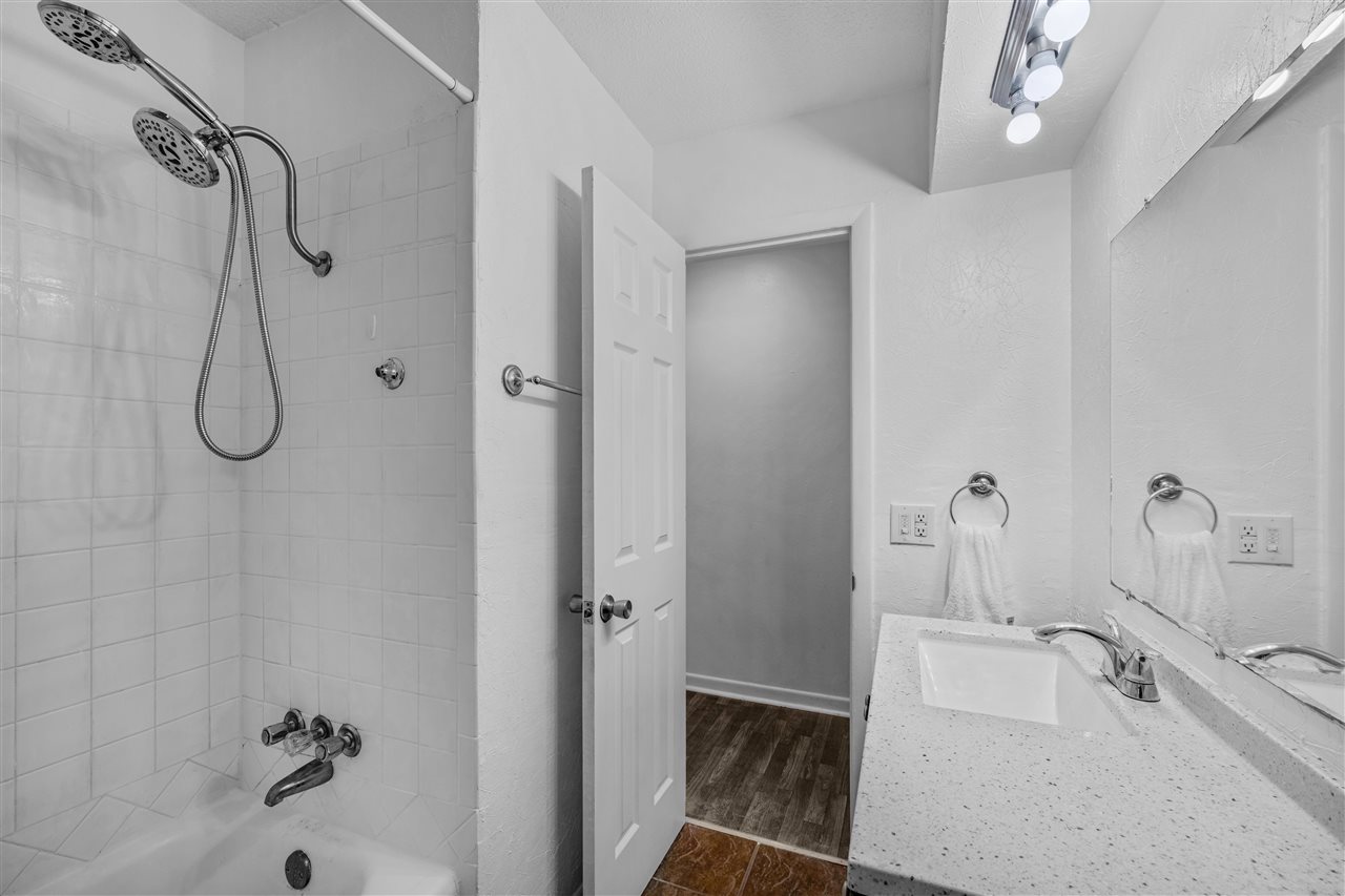 5624 NW Eisenhower Dr