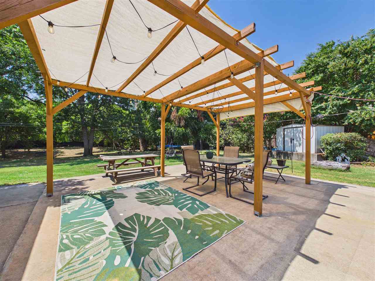 7110 NW Woodland Circle