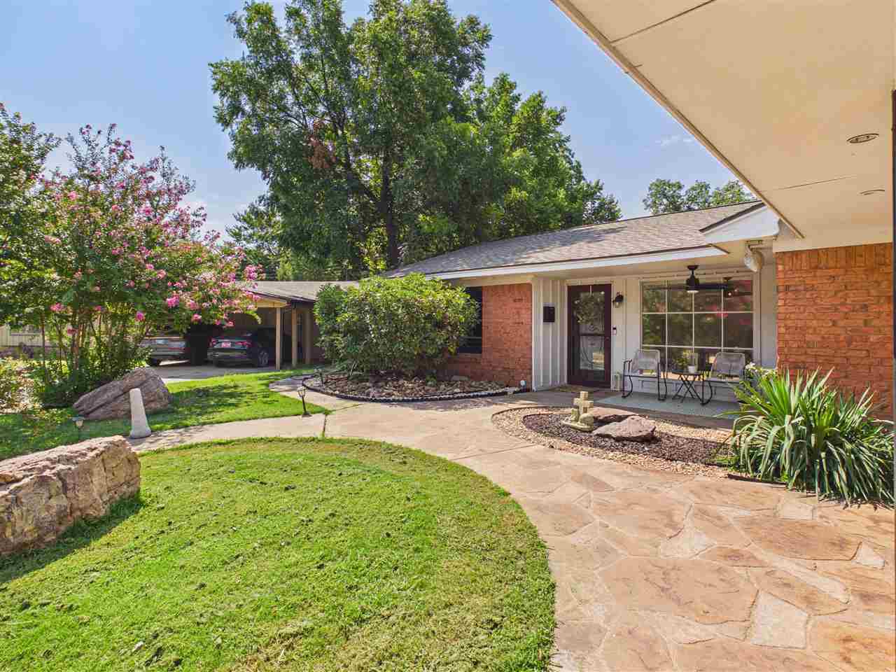7110 NW Woodland Circle