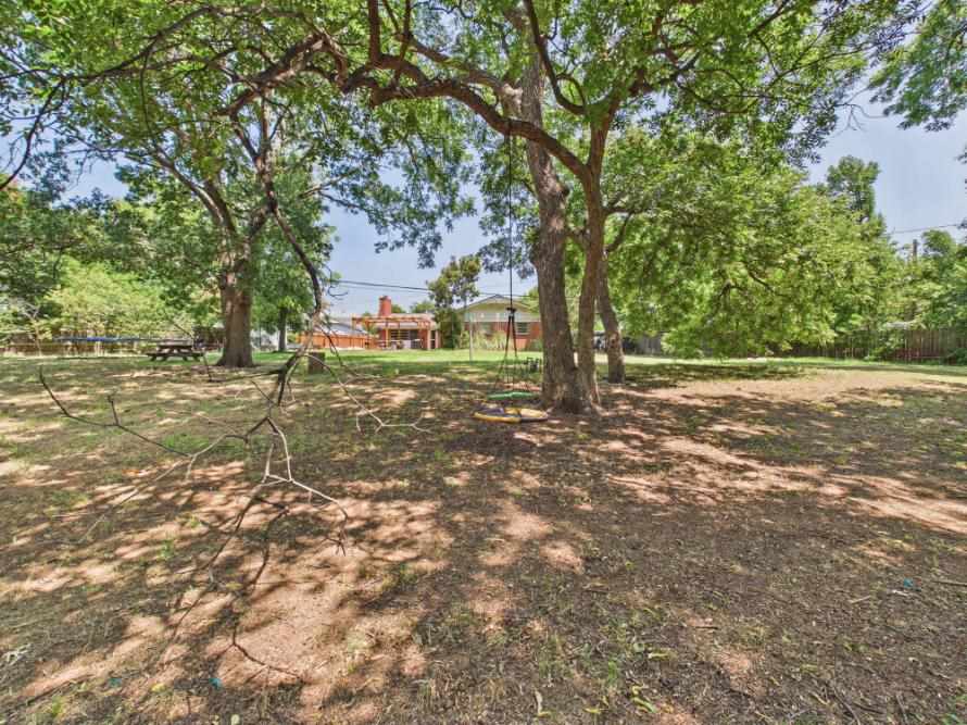 7110 NW Woodland Circle