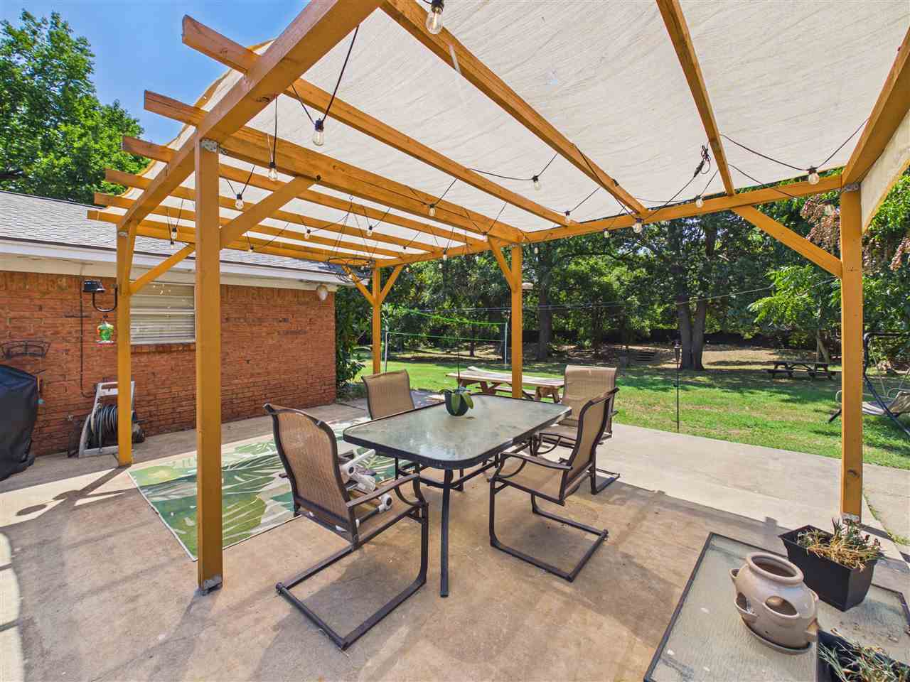 7110 NW Woodland Circle