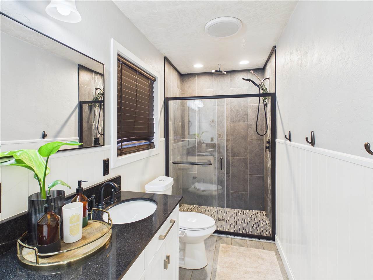 7110 NW Woodland Circle