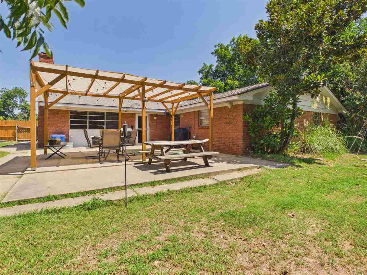 7110 NW Woodland Circle