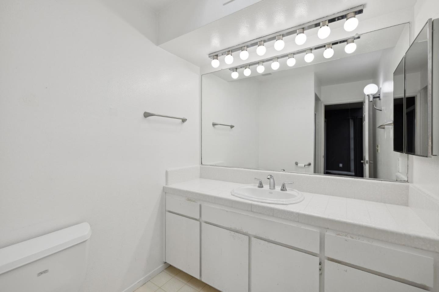 73 Montsalas DR