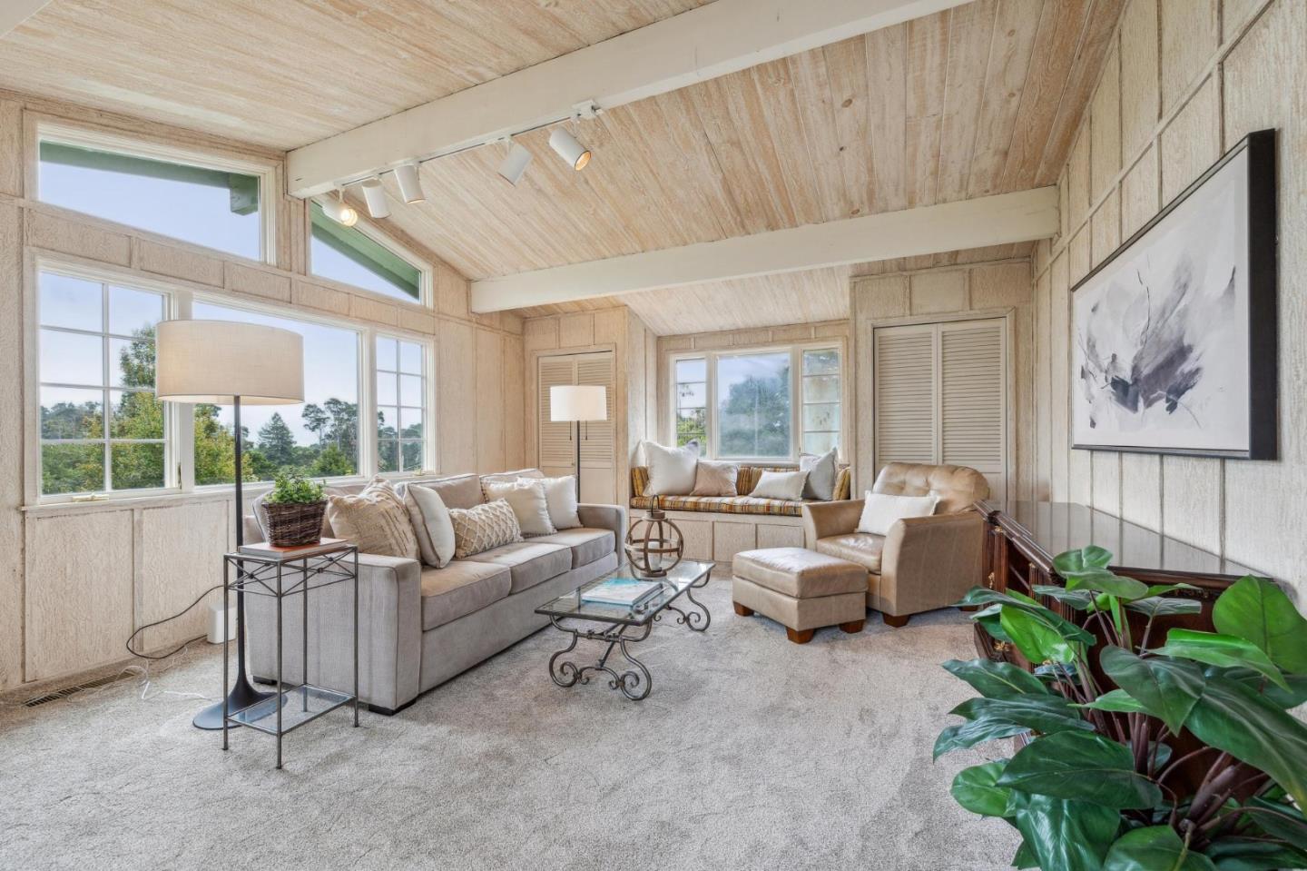 2 SE Pine Ridge WAY