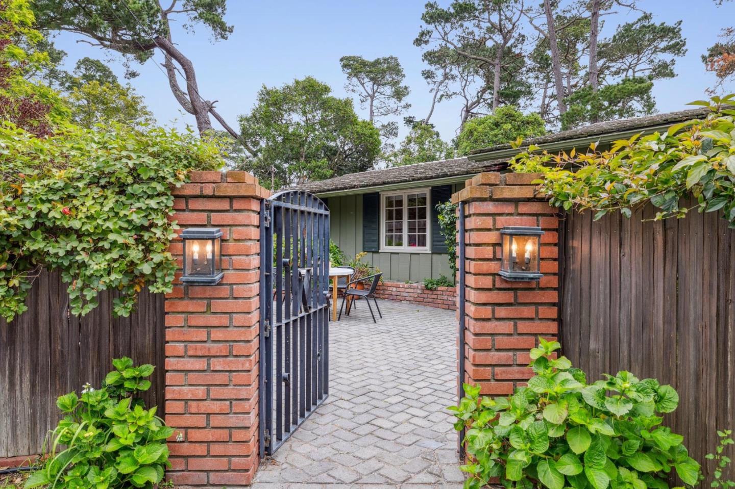 2 SE Pine Ridge WAY