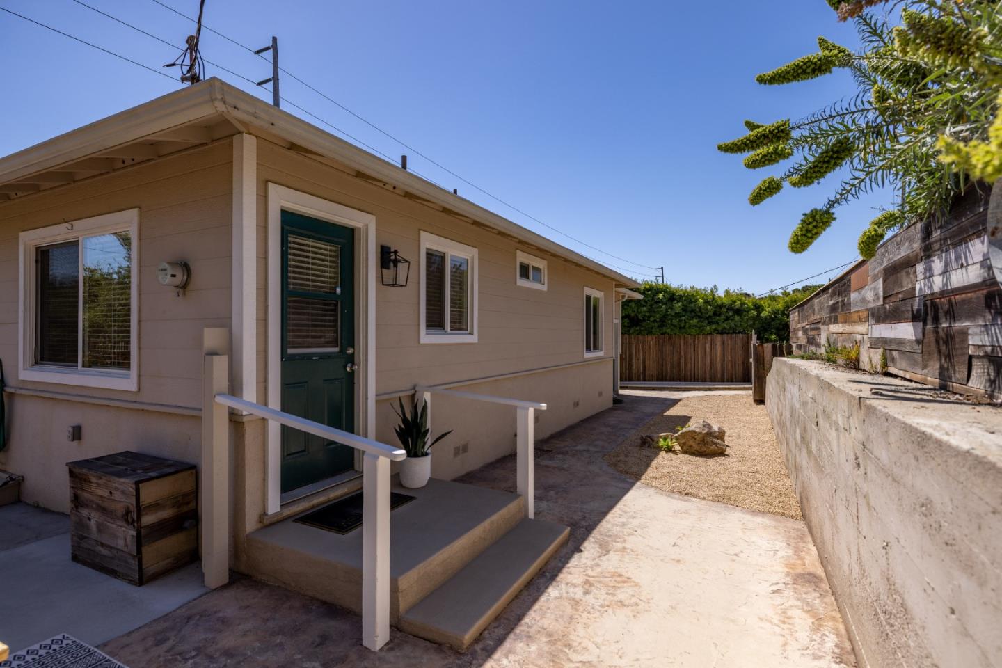 870 Portola DR