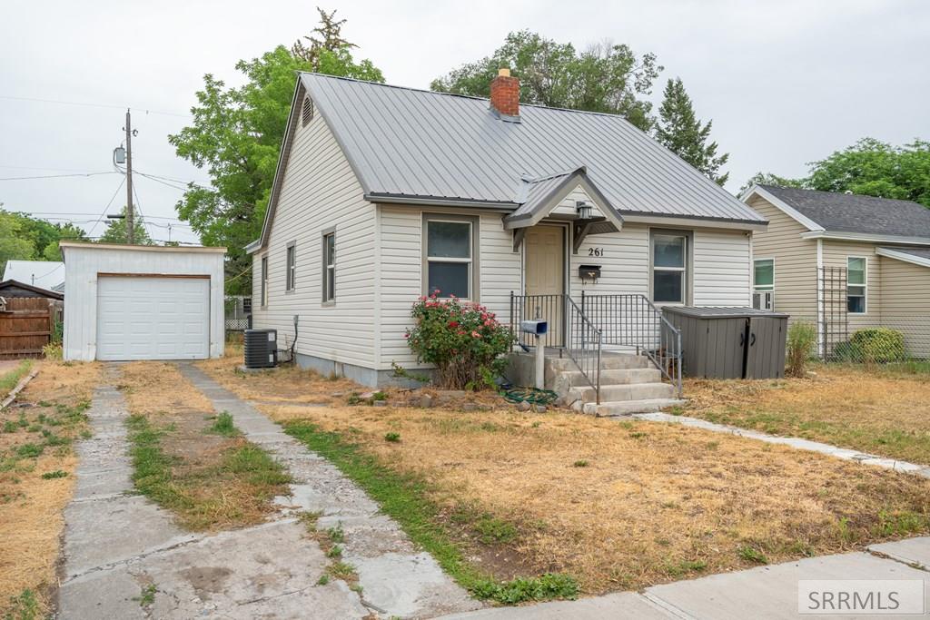 261 E 15th Street
