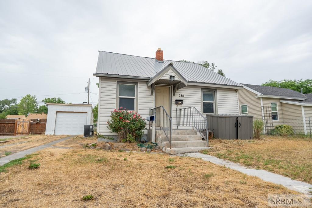 261 E 15th Street