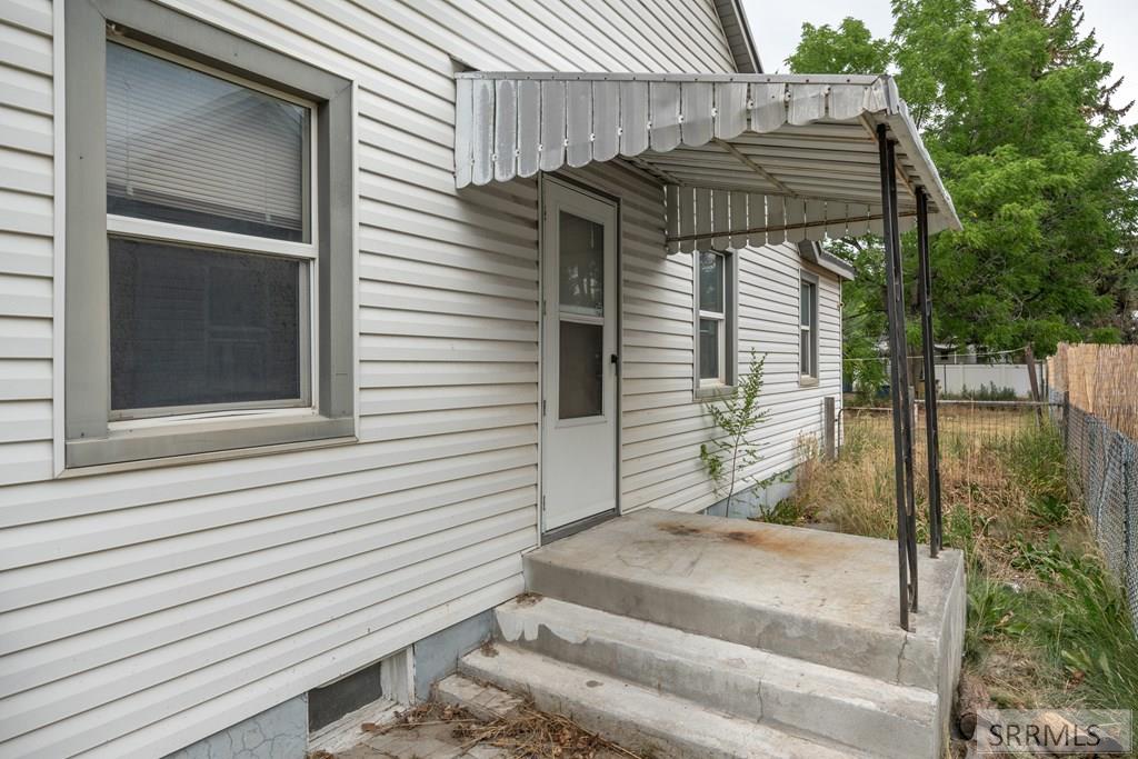261 E 15th Street