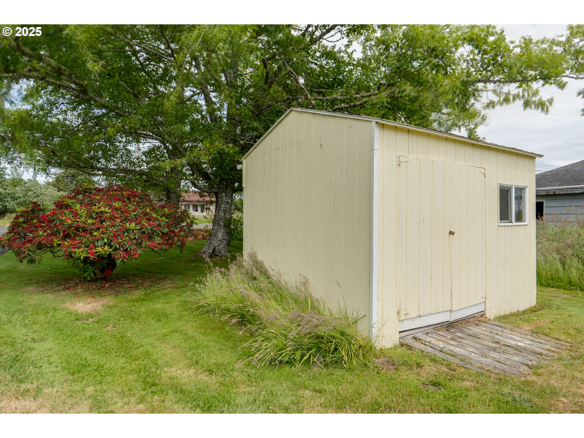 1070 E HARBOR DR