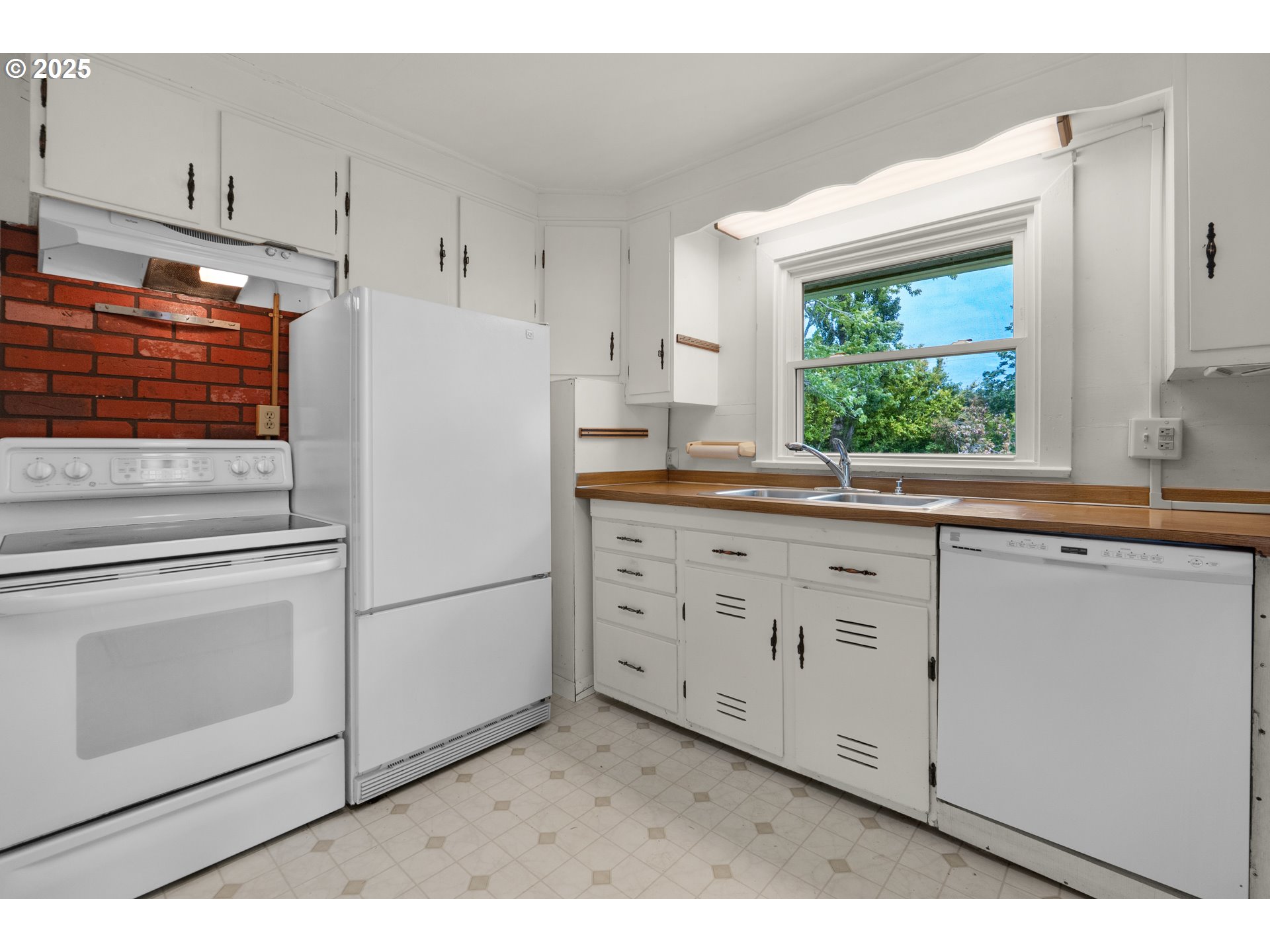 1070 E HARBOR DR