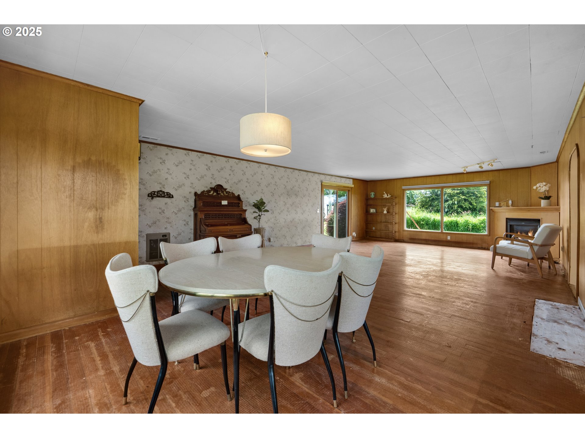 1070 E HARBOR DR